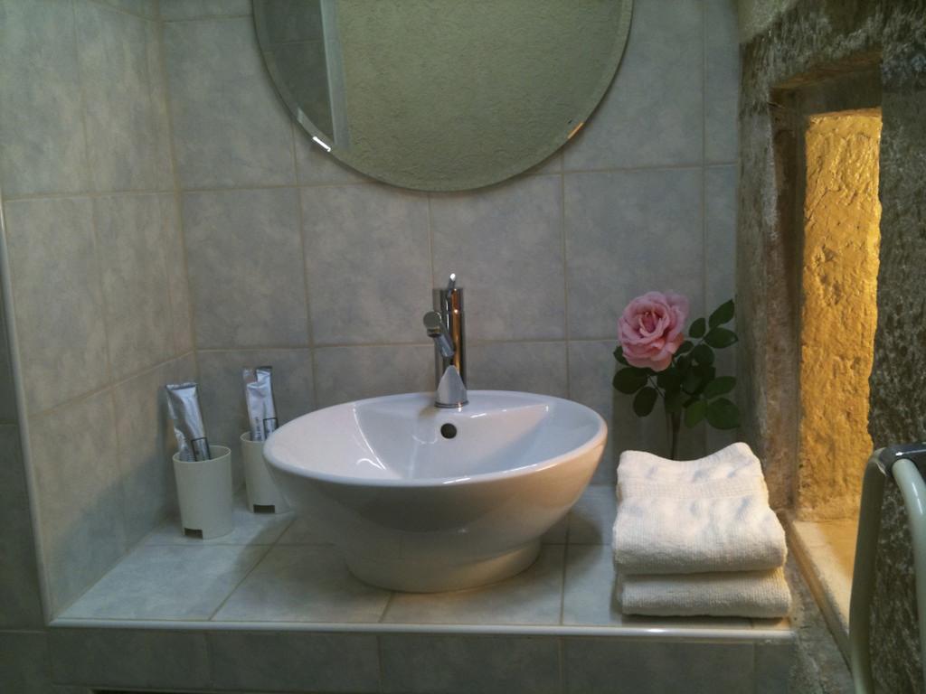 Bed and Breakfast Les Epis D'Or L'Isle-sur-Serein Zimmer foto
